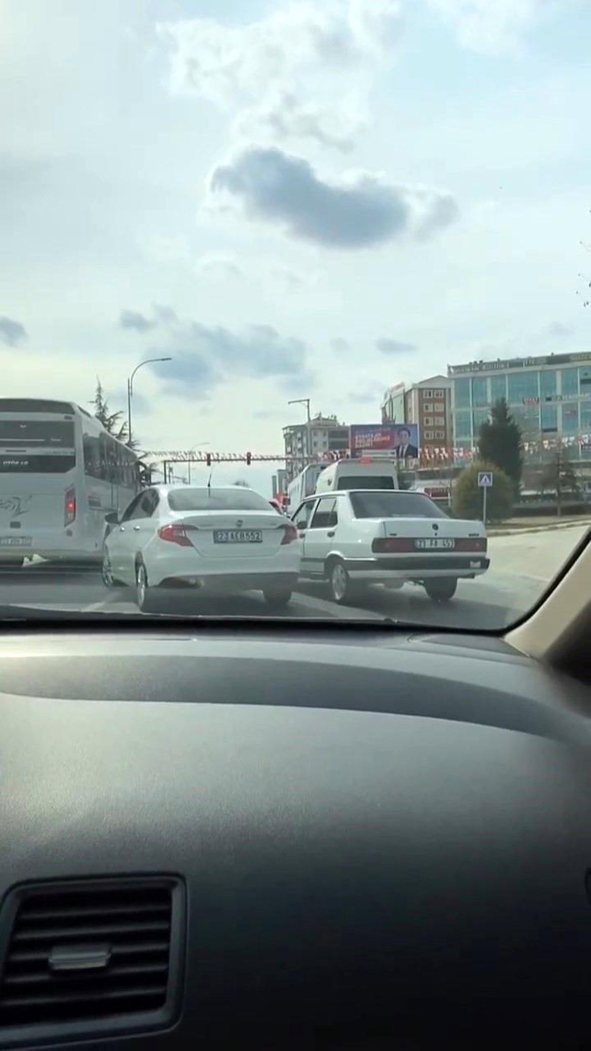 Elazığ\'da Kırmızı Işıkta Yarışan Otomobiller Kameralara Yansıdı