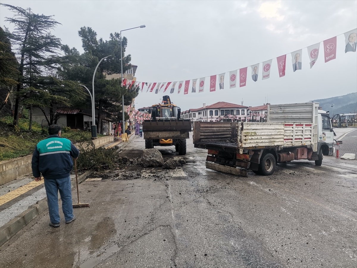 Osmancık\'ta Kaleden Caddeye Düşen Kaya Parçası Kaldırıldı