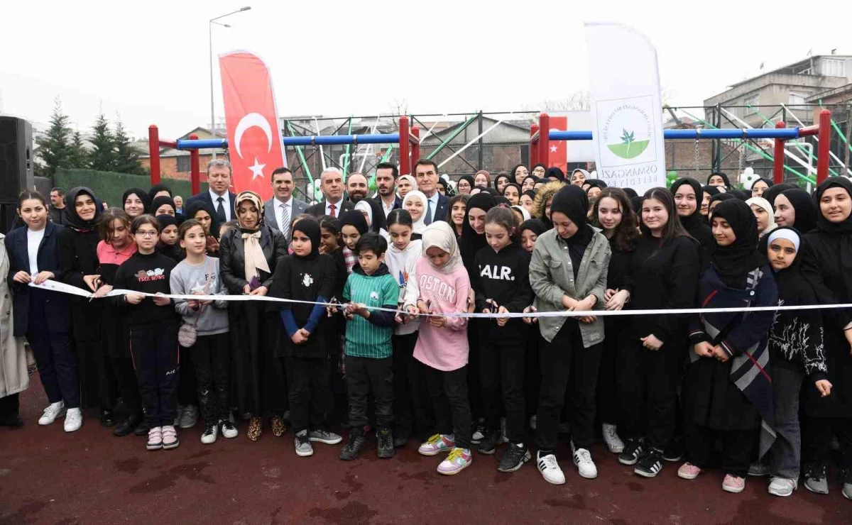 Osmangazi Belediye Başkanı Mustafa Dündar, Selamet Mahallesi\'nde yeni bir park açtı