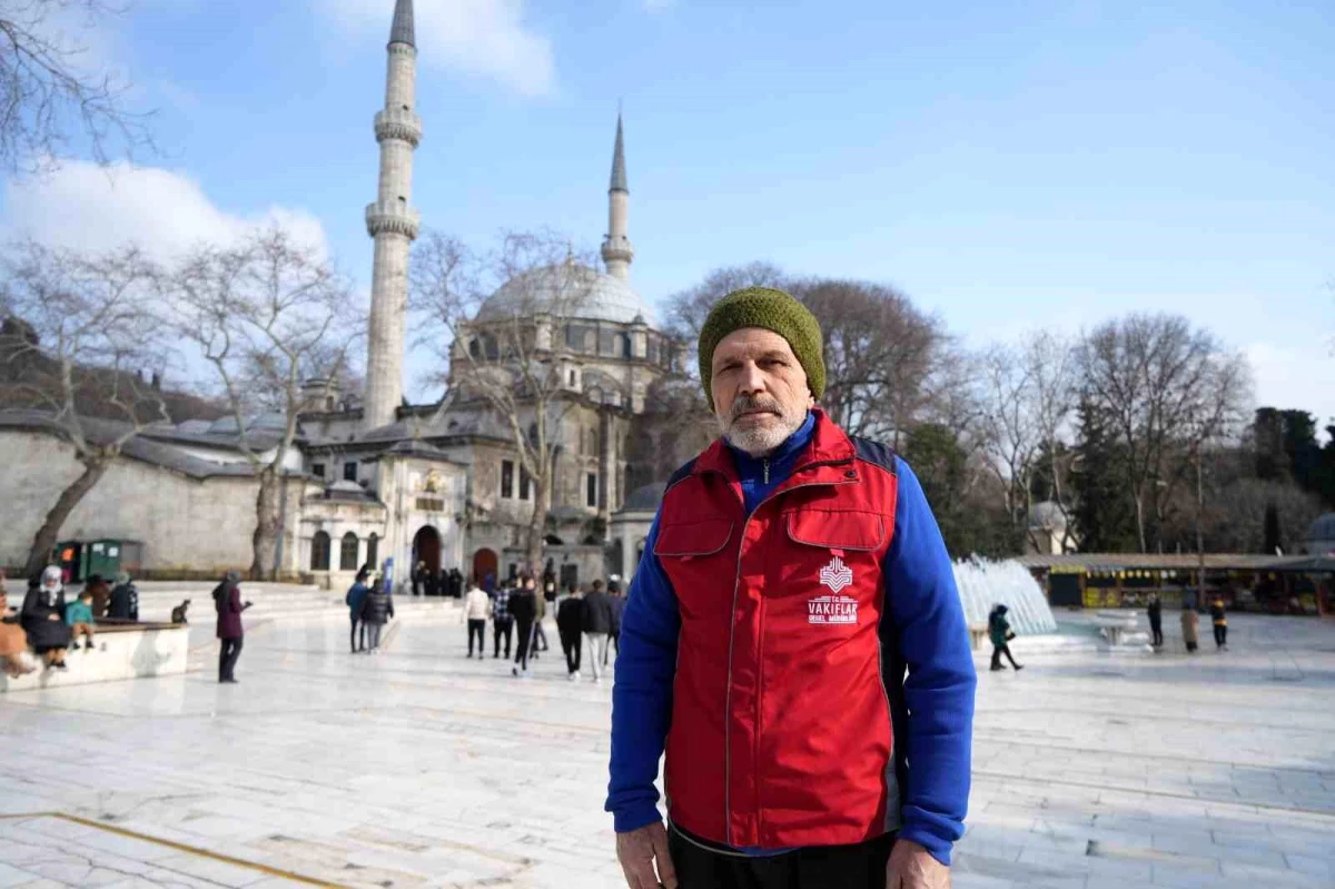 Osmanlı\'nın 450 yıllık mirası olan mahyaların ilki Eyüpsultan Camii\'ne asıldı