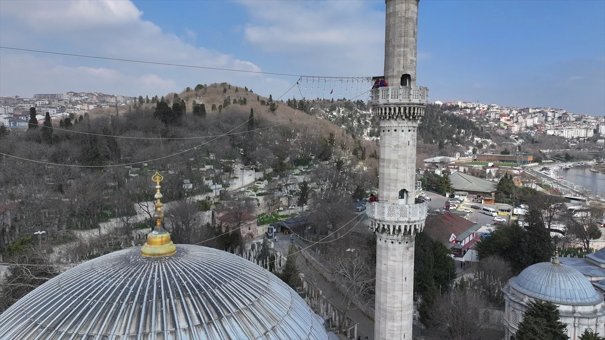Ramazanın geleneği: Mahyalar İstanbul\'daki camilere asılmaya başlandı