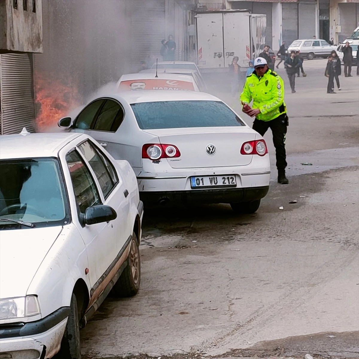 Şanlıurfa\'da trafik polisi araç yangınına müdahale etti