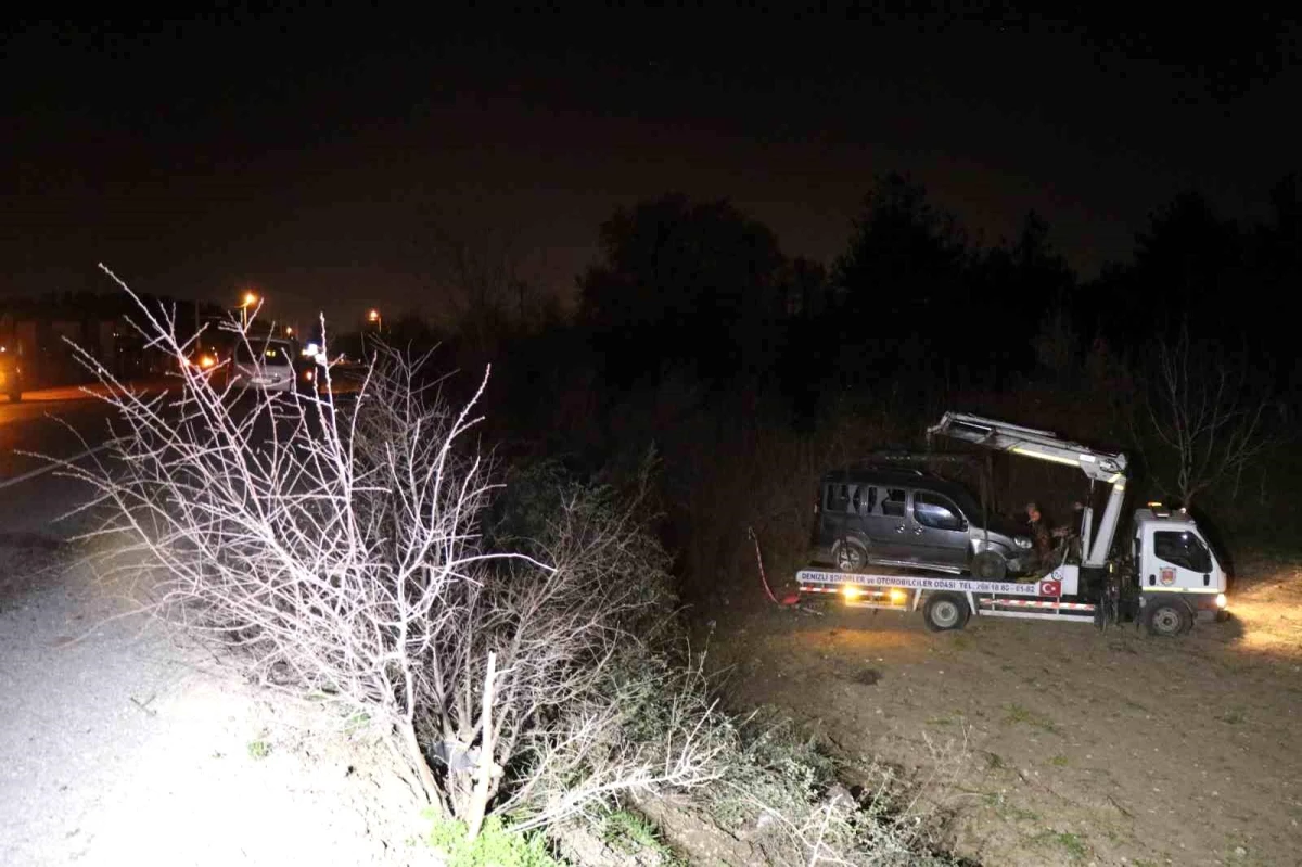 Denizli\'de şarampole devrilen araç sürücüsü hayatını kaybetti