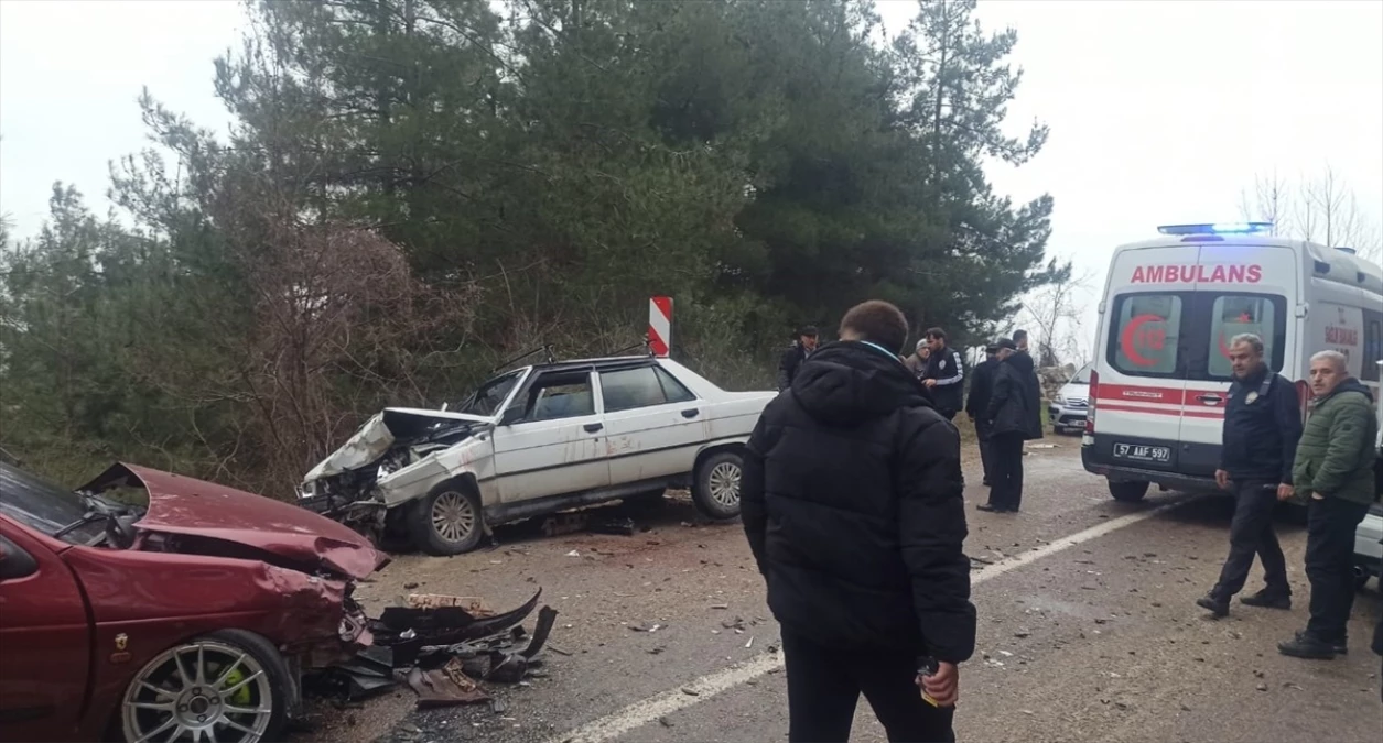 Sinop\'ta Polis Aracına Çarpan Otomobilde 3 Kişi Yaralandı