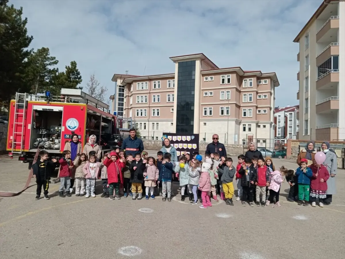 Sivas\'ta Anaokulu Öğrencilerine Yangın ve Arama Kurtarma Eğitimi Verildi