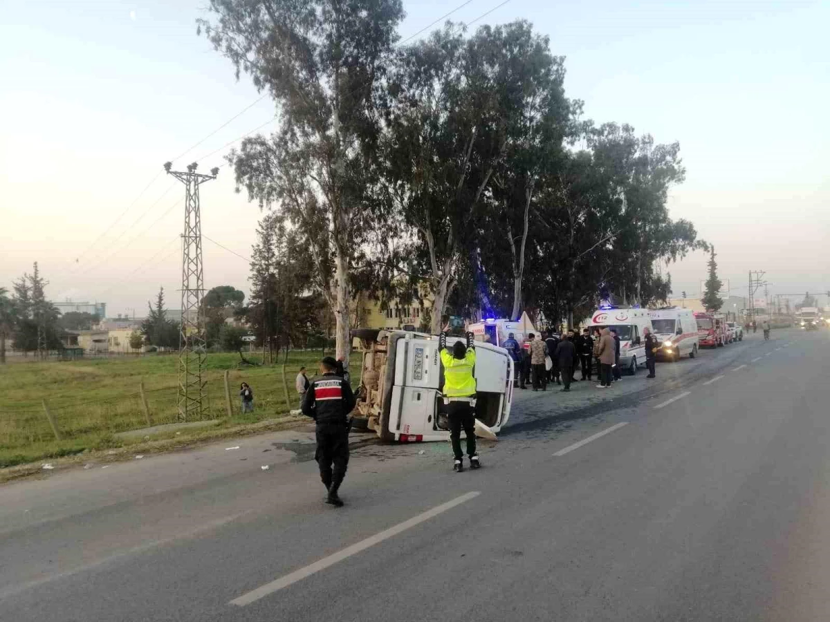 Tarsus\'ta minibüs ile kamyonet çarpıştı: 6 yaralı