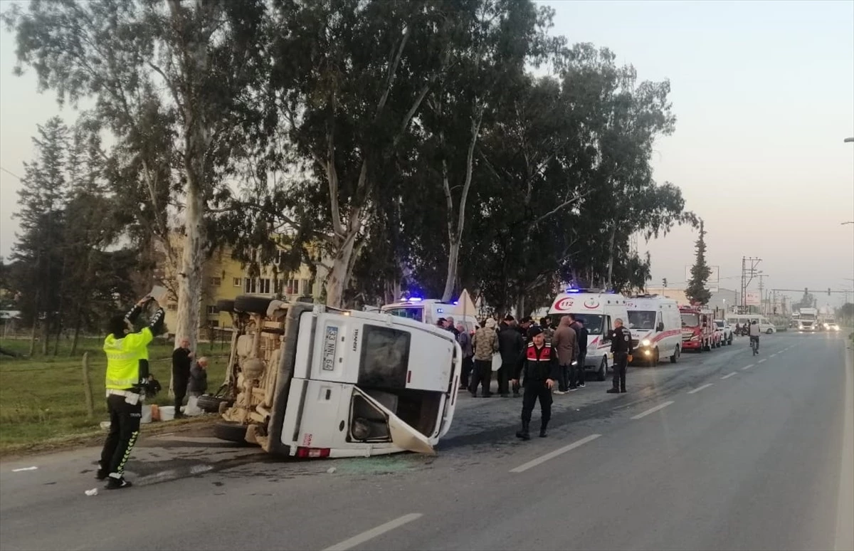 Tarsus\'ta minibüs ile kamyonet çarpıştı: 6 yaralı