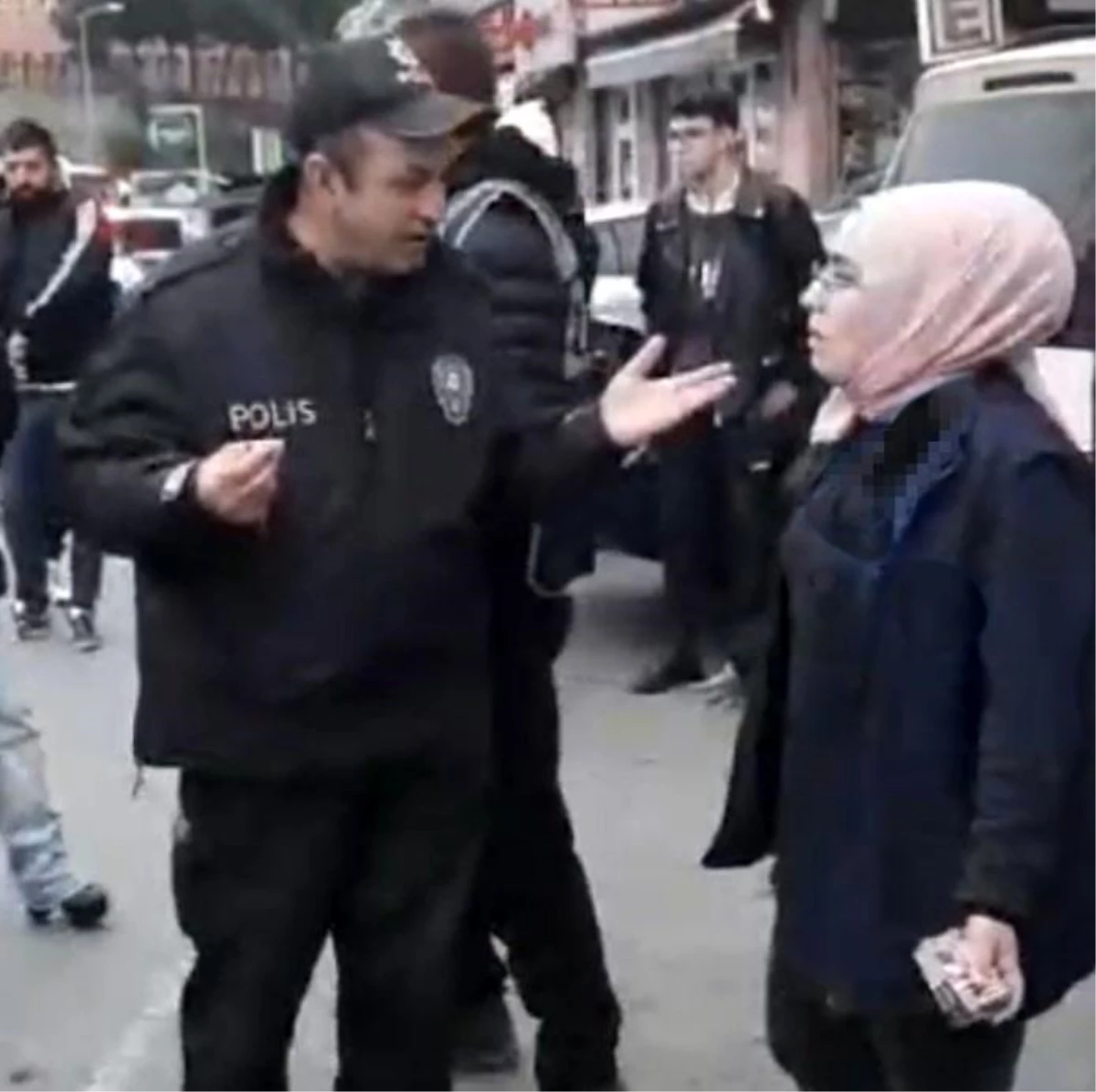 Zonguldak\'ta market tartışması: Müdür yardımcısı, kapalılara hakaret etti
