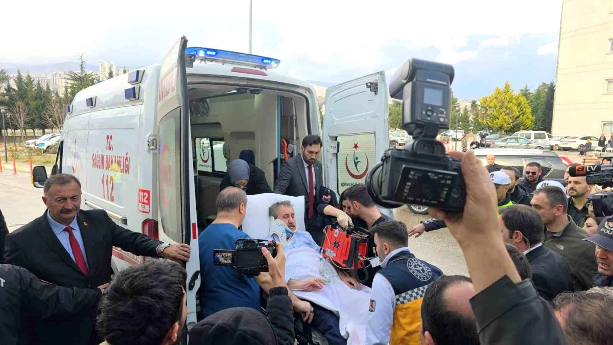 BBP Genel Başkanı Mustafa Destici\'nin de içinde bulunduğu makam aracı kaza yaptı