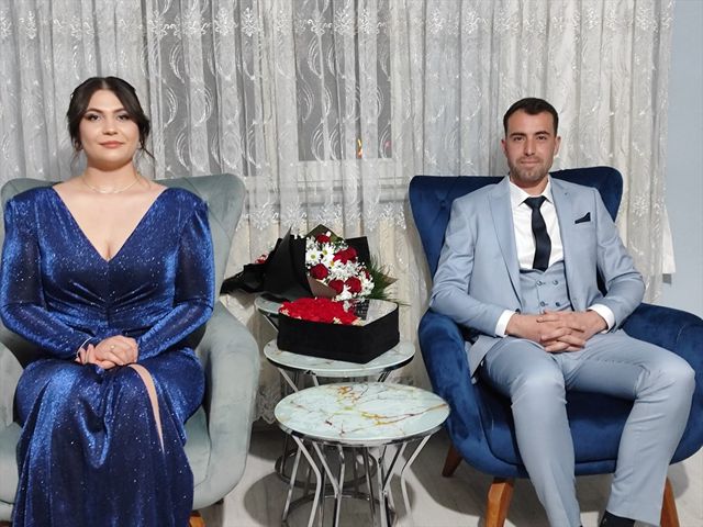 Kız isteme merasimi sonrası aileler hep birlikte kitap okudu Kız isteme merasimi sonrası aileler hep birlikte kitap okudu