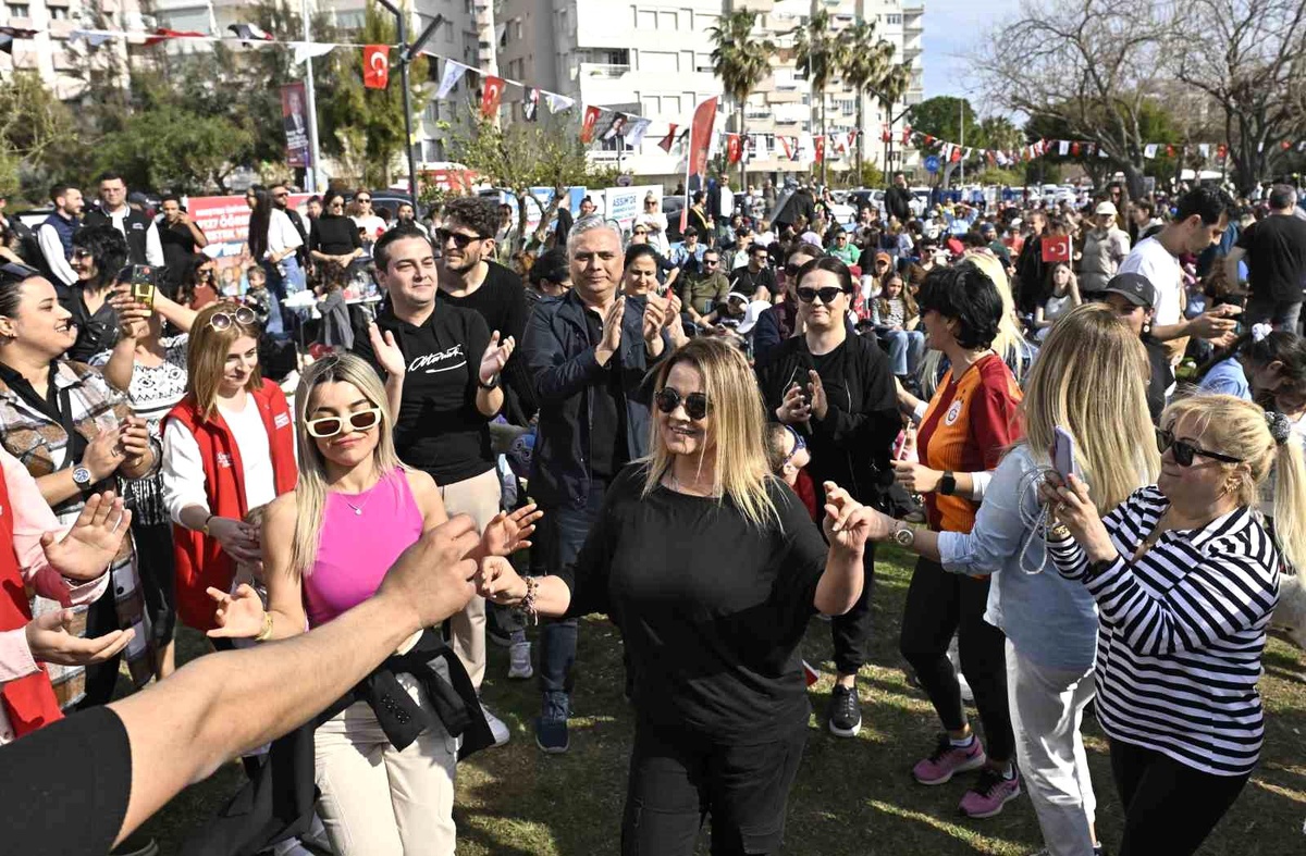 Muratpaşa Belediye Başkanı Ümit Uysal, sokak hayvanları yararına düzenlenen konsere katıldı
