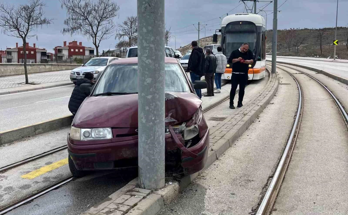Eskişehir\'de Otomobil Tramvay Yoluna Girerek Kataner Direğine Çarptı