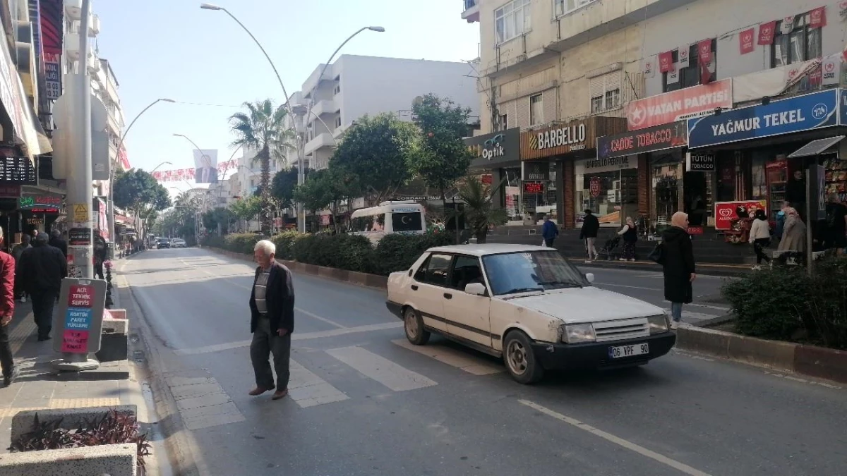 Antalya\'da Yaya Geçidinde Kaza: Motosiklete Arkadan Çarptılar