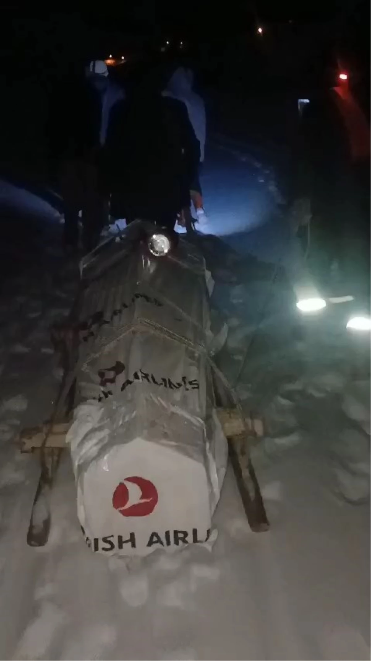 Görüntü Türkiye\'den! Gecenin karanlığında 3 saat boyunca kızakta cenaze taşıdılar