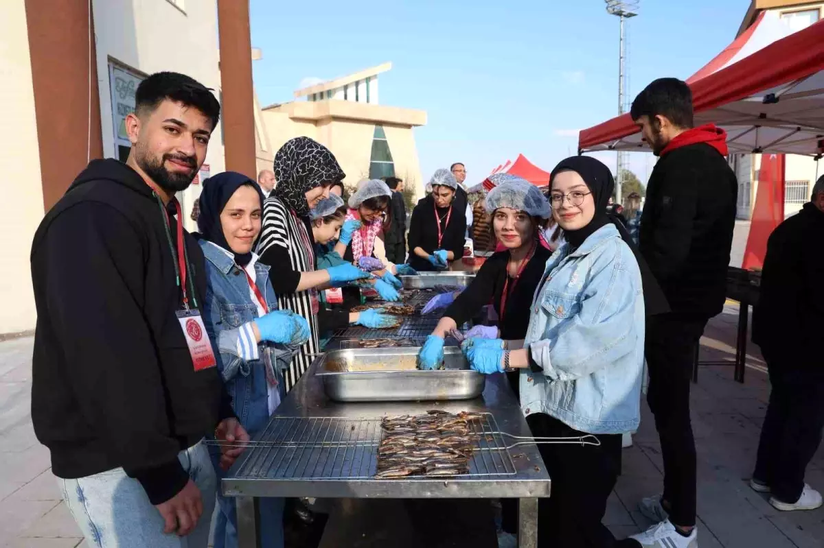 NEVÜ\'de Geleneksel Mangalda Hamsi Şöleni Düzenlendi