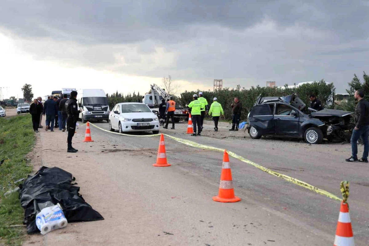 Adana\'da otomobil işçi servisine çarptı: 2 ölü, 14 yaralı