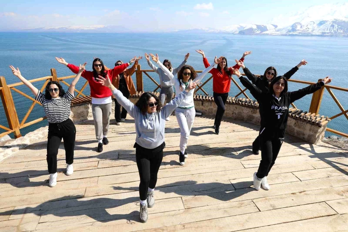 İpekyolu Belediyesi Kadın Eğitmenleriyle Akdamar Adası\'nda Spor Etkinliği Düzenledi