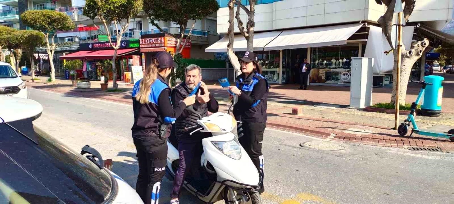 Alanya\'da polis ekipleri motosiklet sürücülerine bilgilendirme yaptı