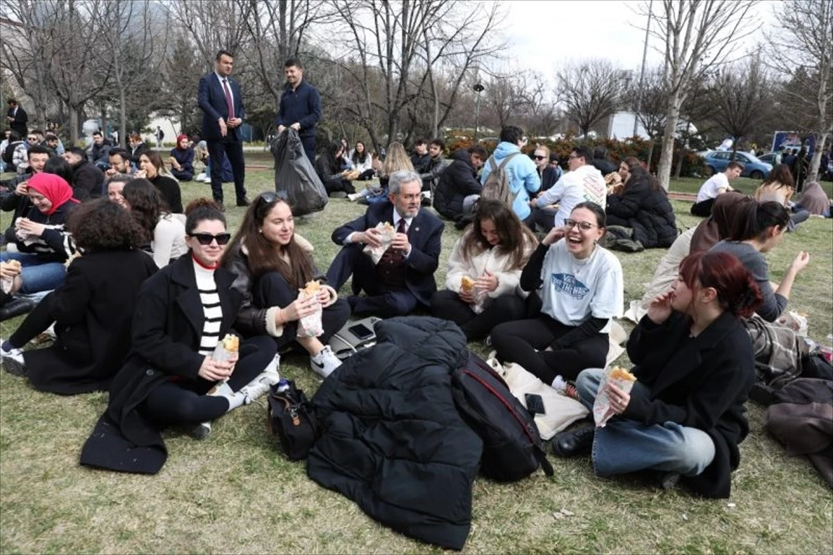 Ankara Üniversitesi Hamsi Festivali\'nde Öğrenciler ve Akademisyenler Eğlendi