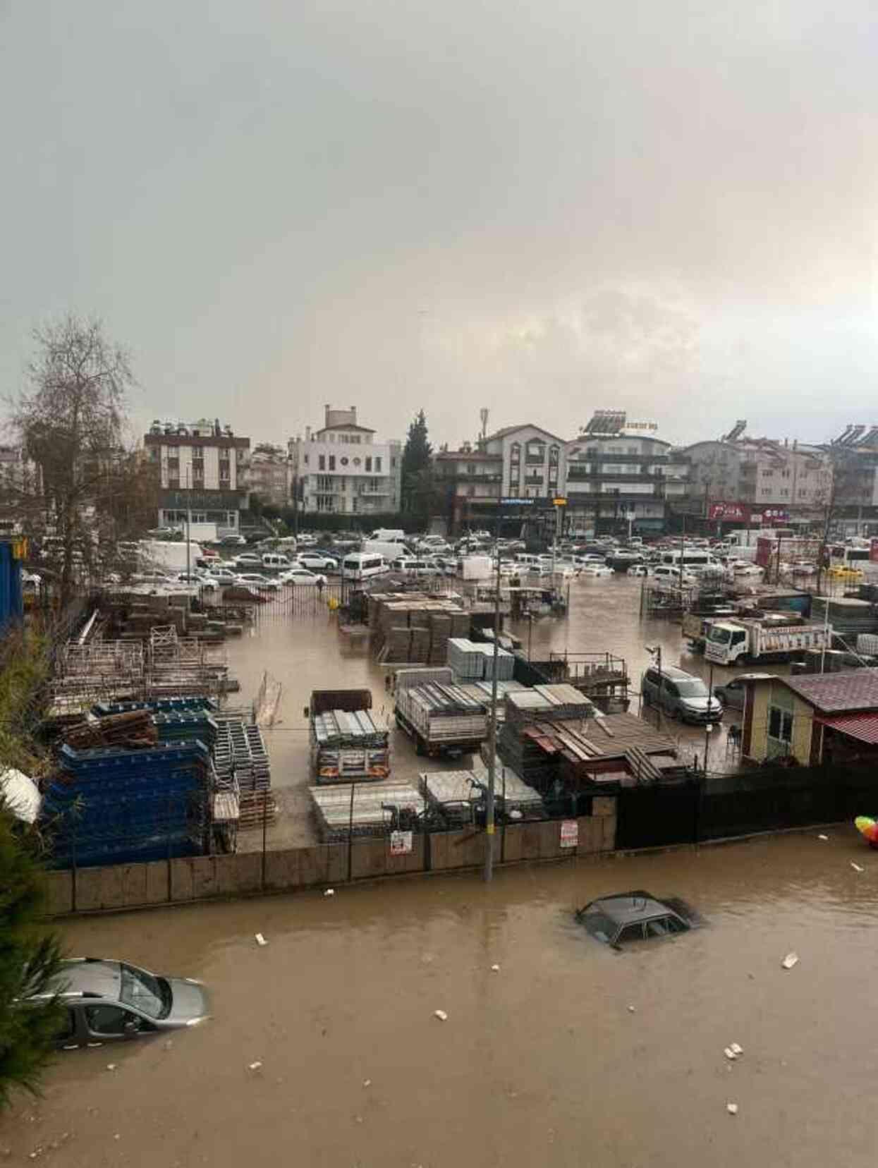 Antalya'da sağanak ve fırtına hayatı olumsuz etkiledi