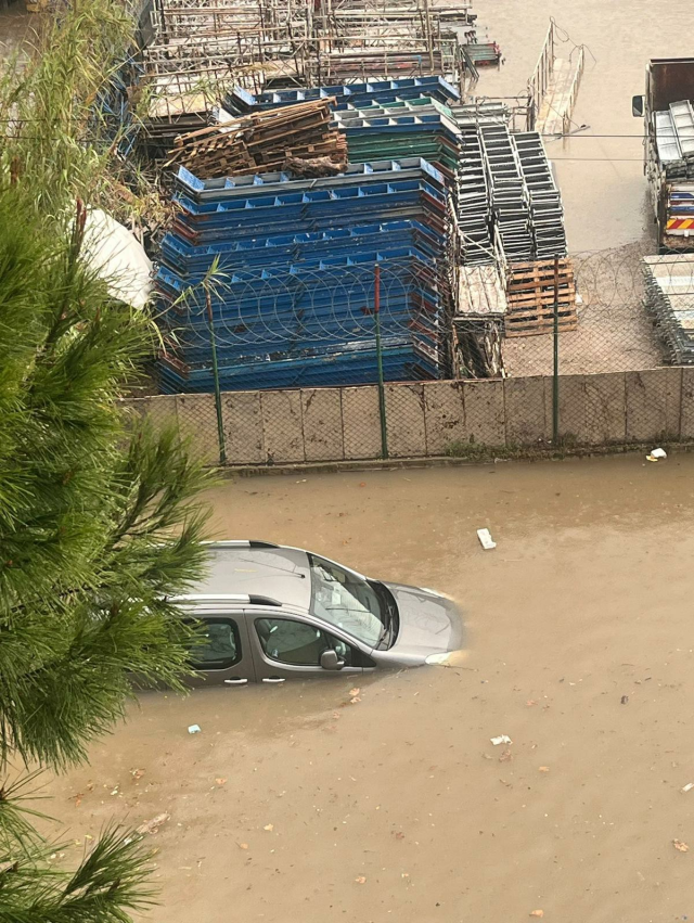 Antalya'da sağanak ve fırtına hayatı olumsuz etkiledi