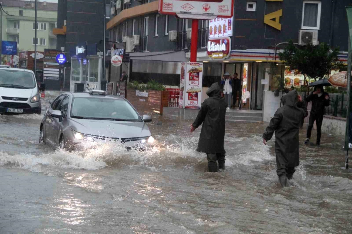 Antalya\'da Turuncu Kodla Uyarı Yapılan Sağanak Yağış Hayatı Olumsuz Etkiledi