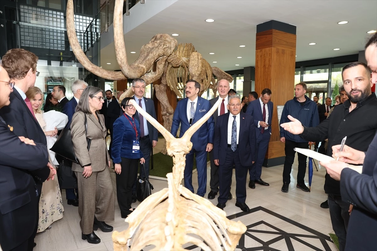 Avrupa Birliği Türkiye Delegasyonu Başkanı ve Büyükelçiler Kayseri\'deki Fosil Sergisini Gezdi