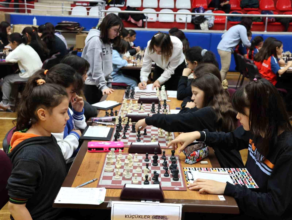 Okul Sporları Küçük Kız Erkek Satranç Müsabakaları Başladı