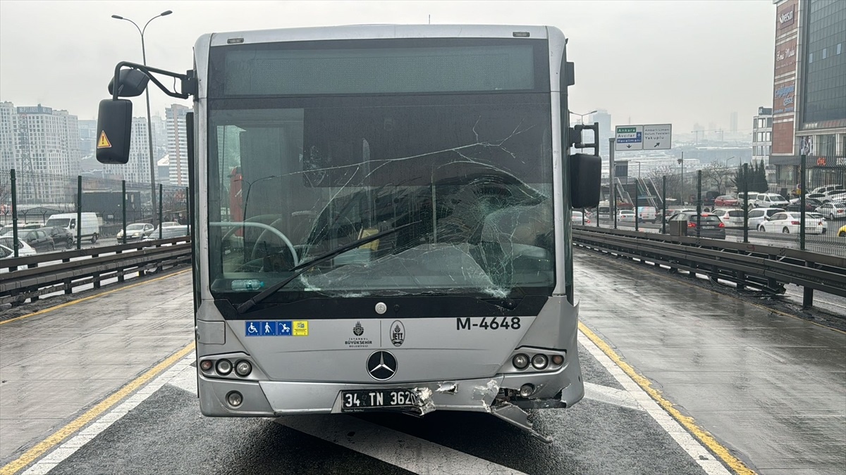 Beylikdüzü\'nde çarpışan iki metrobüste maddi hasar meydana geldi