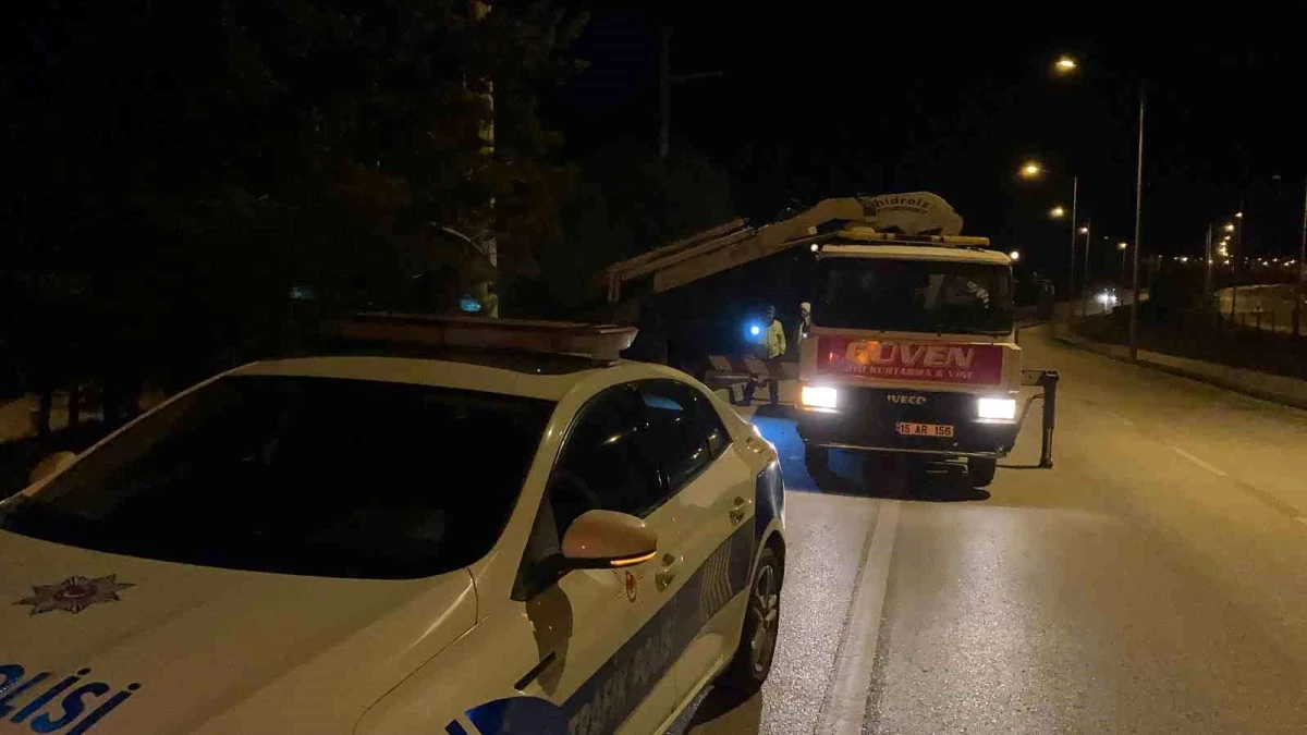 Burdur\'da Alkollü Sürücünün Kontrolden Çıkan Otomobili Şarampole Devrildi