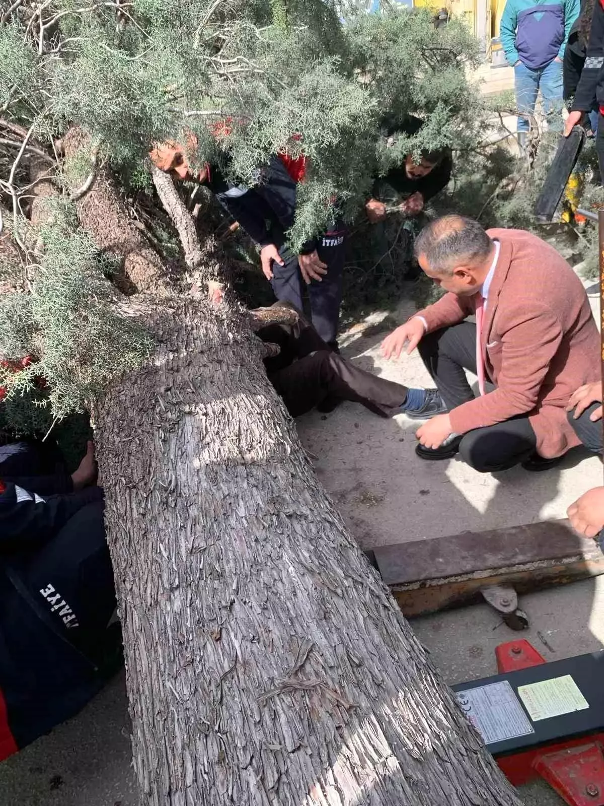 Saadet Partisi Burdur Belediye Başkan Adayı ve Oğlu Şiddetli Rüzgarın Etkisiyle Yaralandı