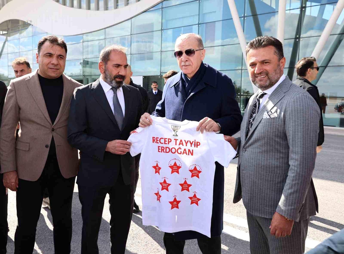 Sivasspor Kulübü, Cumhurbaşkanı Erdoğan\'a özel forma hediye etti