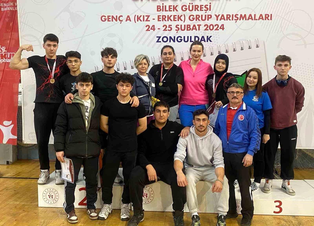 Düzceli Sporcular Okul Sporları Bilek Güreşi Yarışmalarında Madalya Kazandı