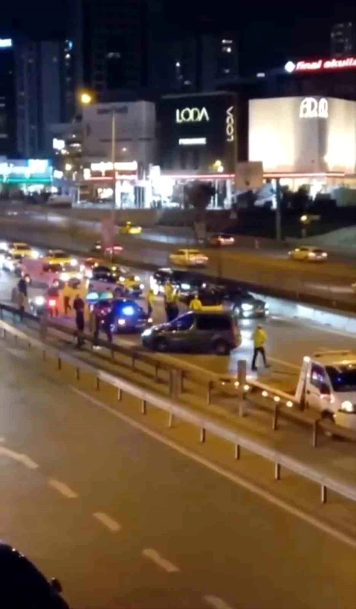 Kadıköy\'de Makas Atan Sürücü Kaza Yaptı, Linç Girişimi Önlenerek Polis Müdahalesiyle Sonuçlandı