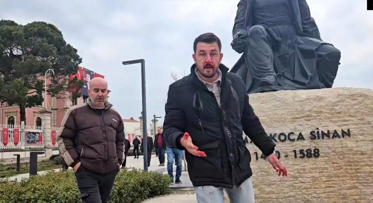 Edirne\'de taksi duraklarına ilave taksi kararına karşı çıkan taksiciler arasında kavga çıktı