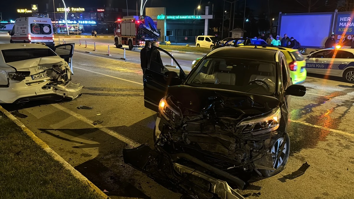 Edirne\'de ciple otomobilin çarpışması sonucu 2 kişi yaralandı