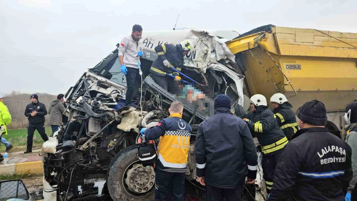 Edirne\'de hafriyat kamyonları çarpıştı: Bir sürücü hayatını kaybetti