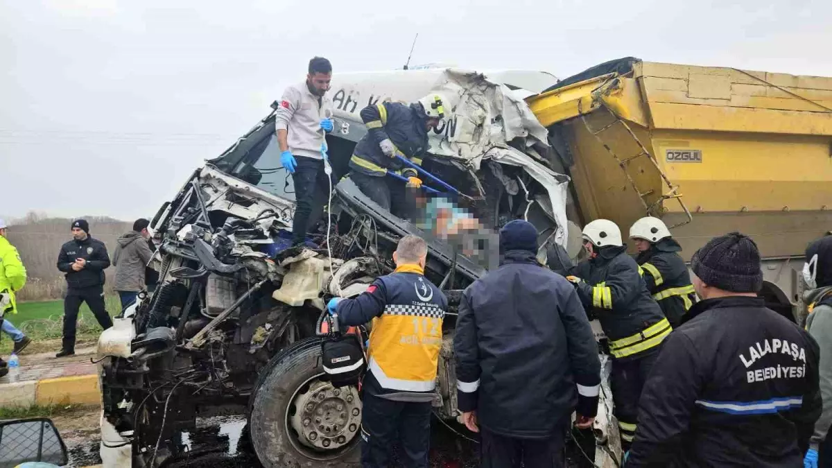 Edirne\'de hafriyat kamyonları çarpıştı: Bir sürücü hayatını kaybetti