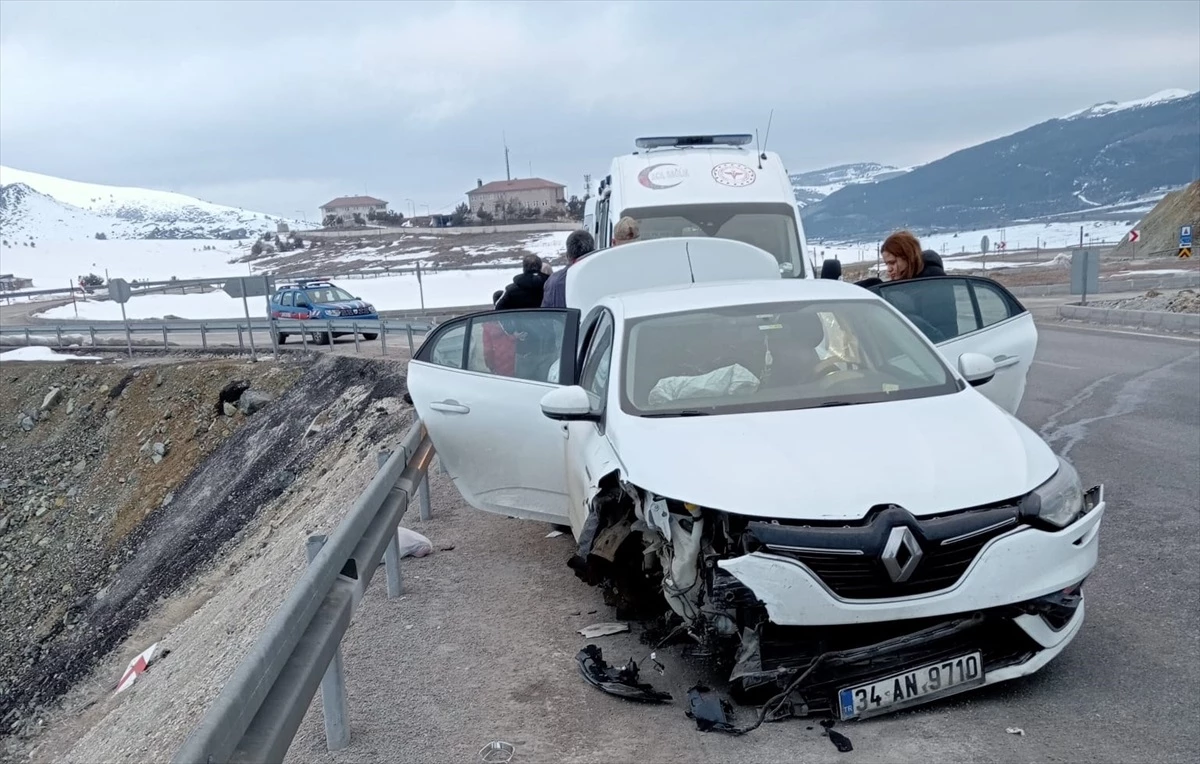 Erzincan\'da bariyerlere çarpan otomobildeki 2\'si çocuk 6 kişi yaralandı