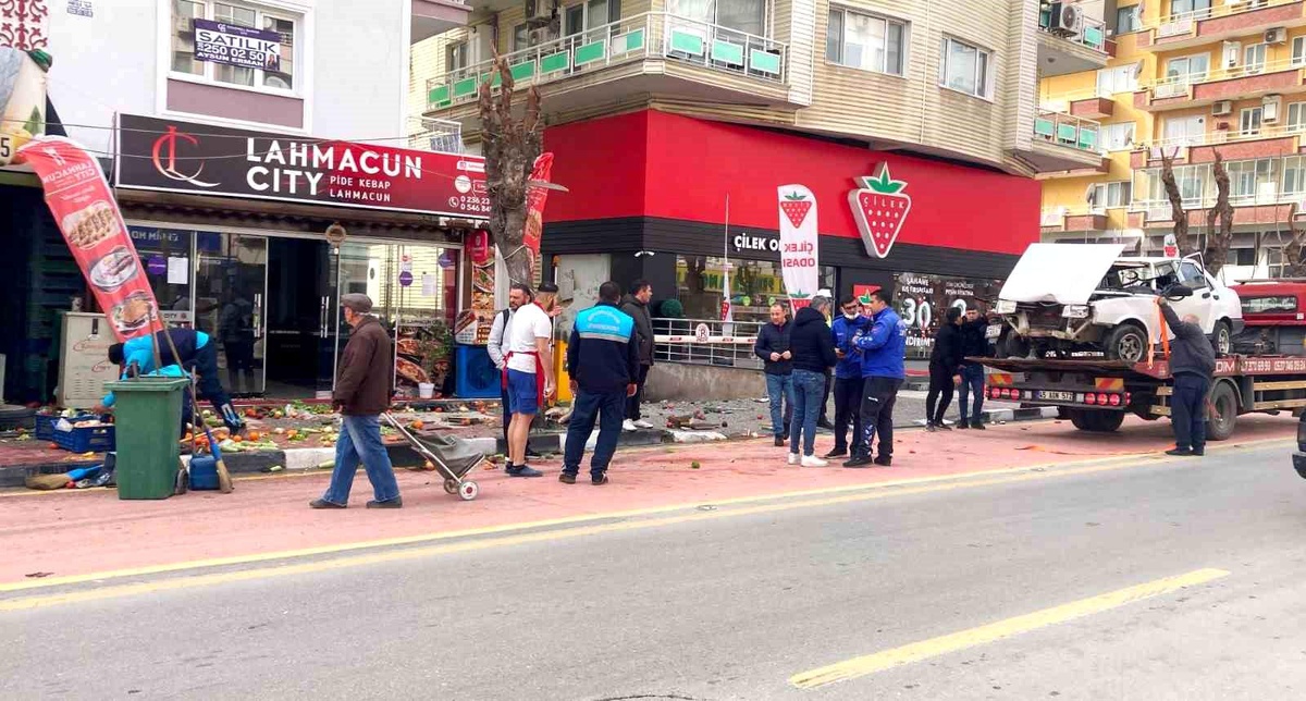 Manisa\'da kontrolden çıkan otomobil manava girdi: 2 yaralı