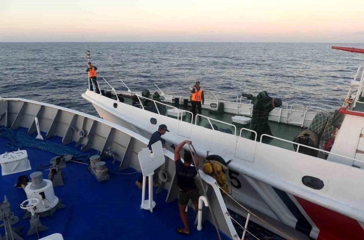 Filipinler Sahil Güvenlik Gemisi Çin ile Çarpıştı, 4 Yaralı