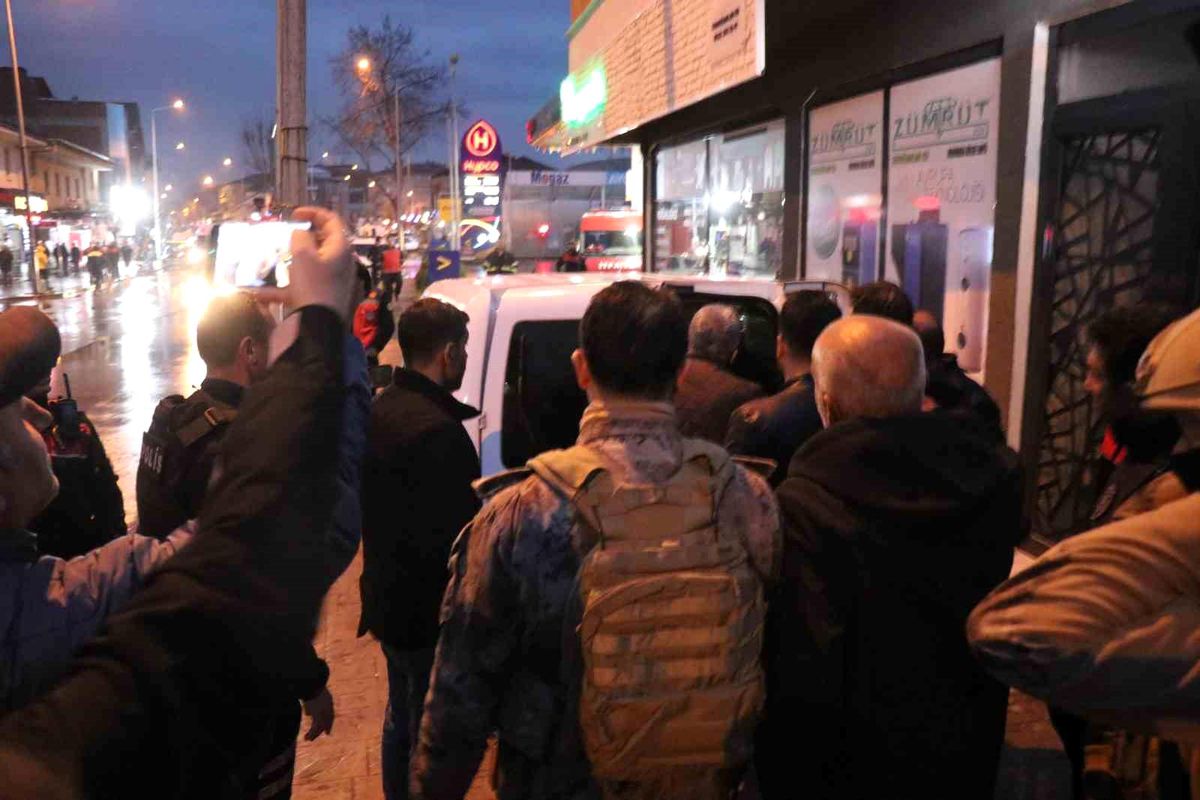 Sakarya\'da Tehlikeli Şahıs Çatıda Ateş Açtı