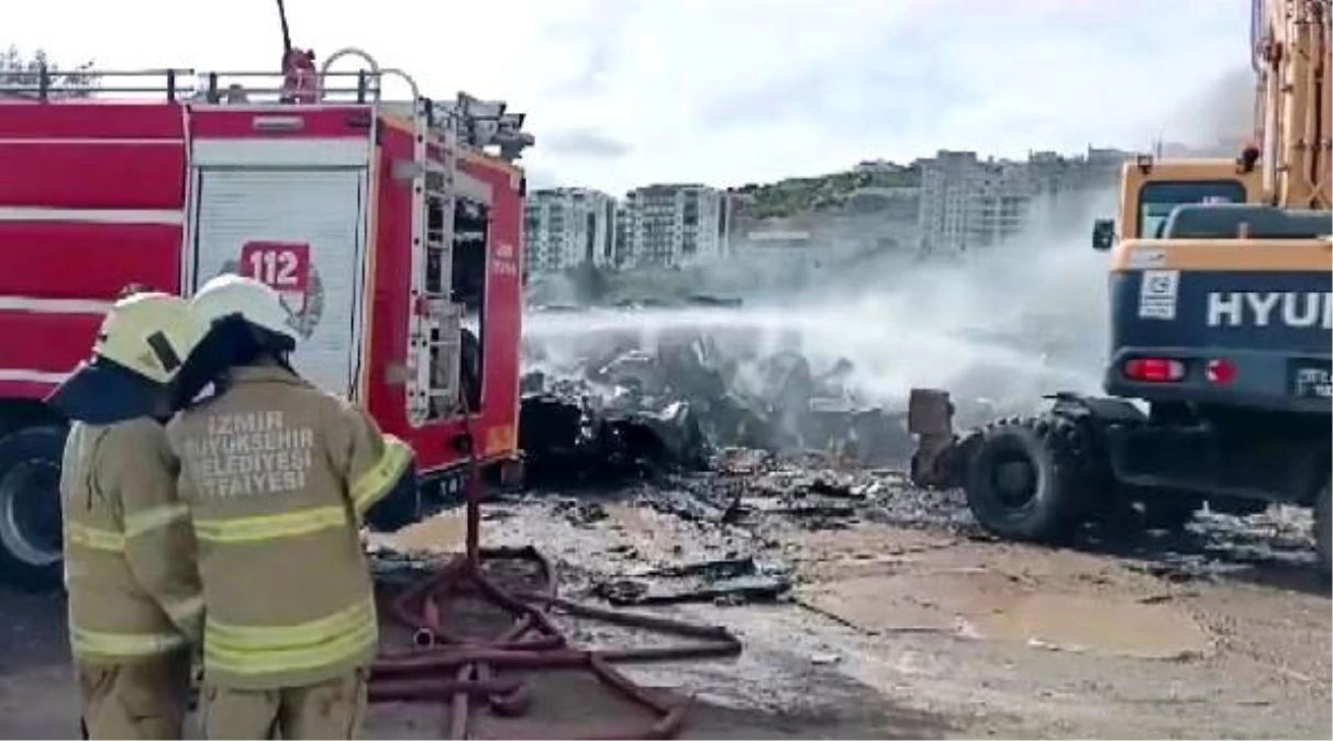 İzmir Çiğli\'de Beyaz Eşya Deposunda Yangın Çıktı