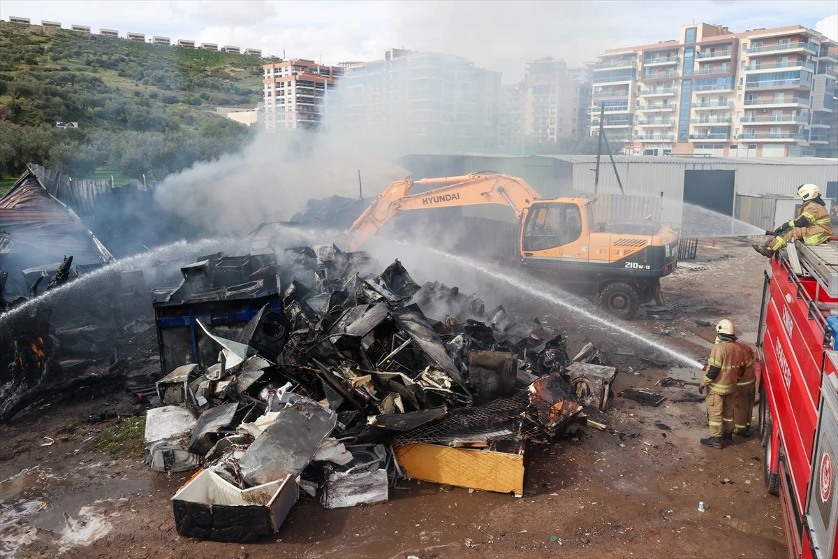 İzmir Çiğli\'de Hurda Deposunda Yangın: Depo Kullanılamaz Hale Geldi