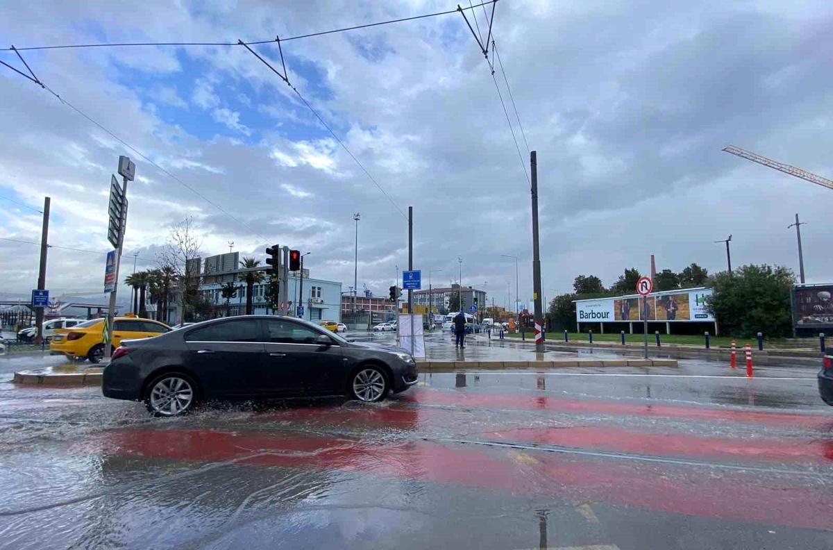 İzmir\'de sağanak yağışla birlikte yıldırım düşme anı görüntülendi