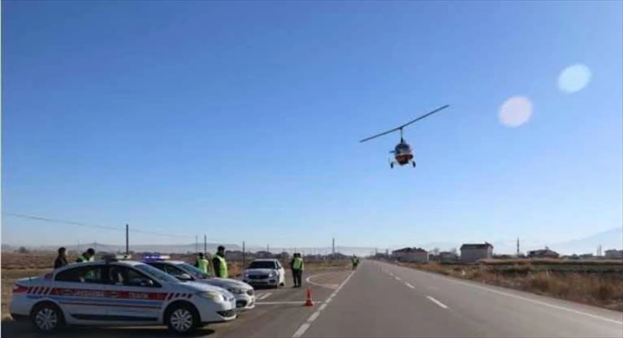 İzmir İl Jandarma Komutanlığı, cayrokopter destekli trafik denetimi gerçekleştirdi