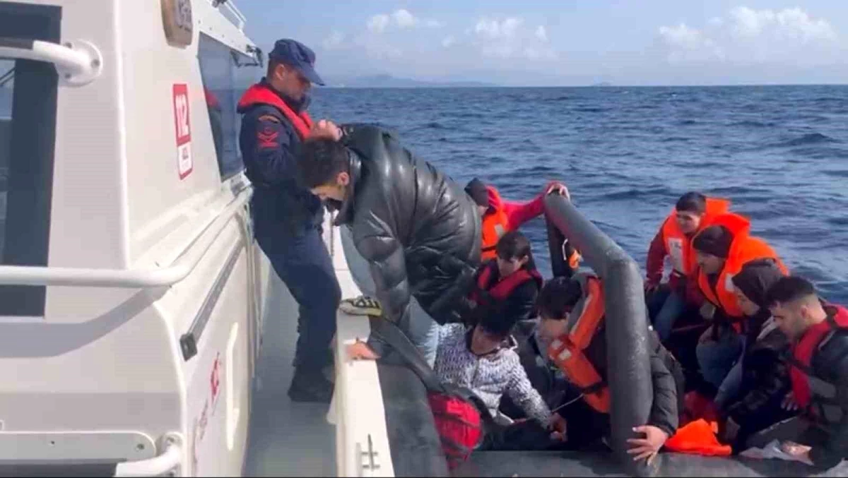 İzmir\'de Yunanistan unsurları tarafından geri itilen 13\'ü çocuk 50 düzensiz göçmen kurtarıldı