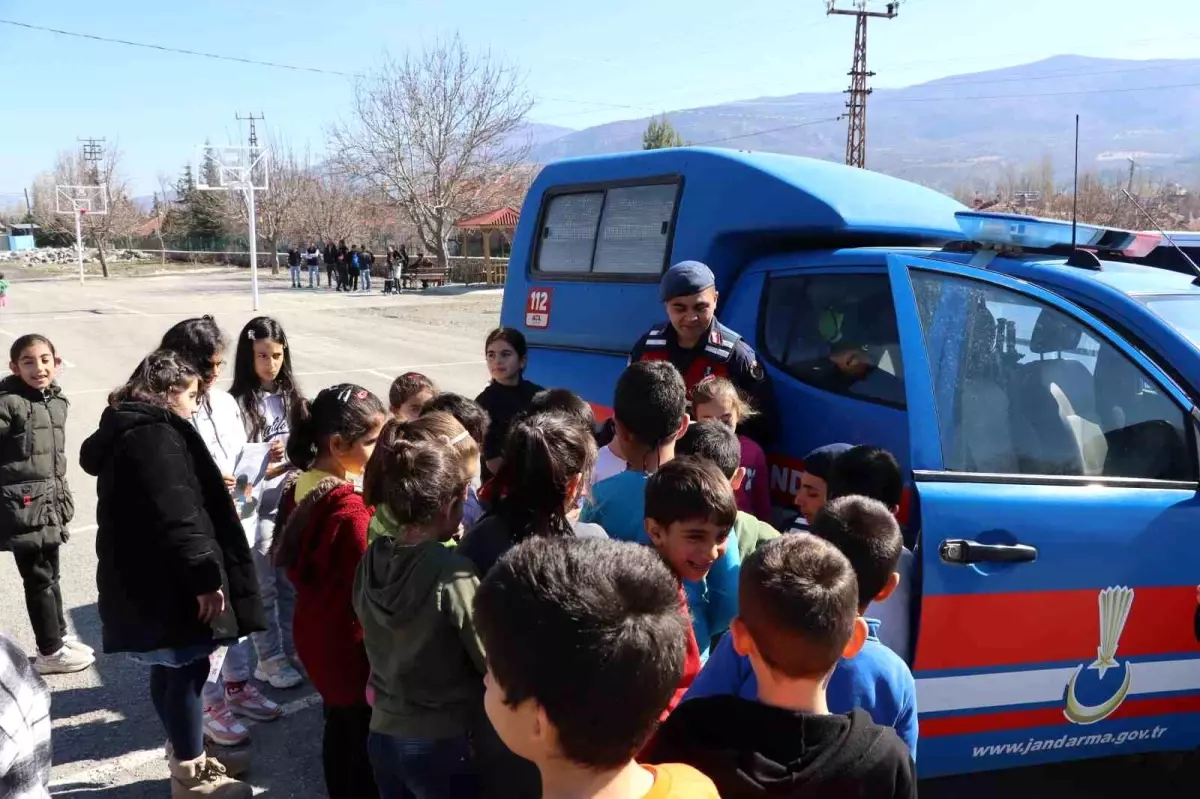 Çorum\'da Jandarma Ekipleri Çocukları ve Aileleri Bilgilendiriyor