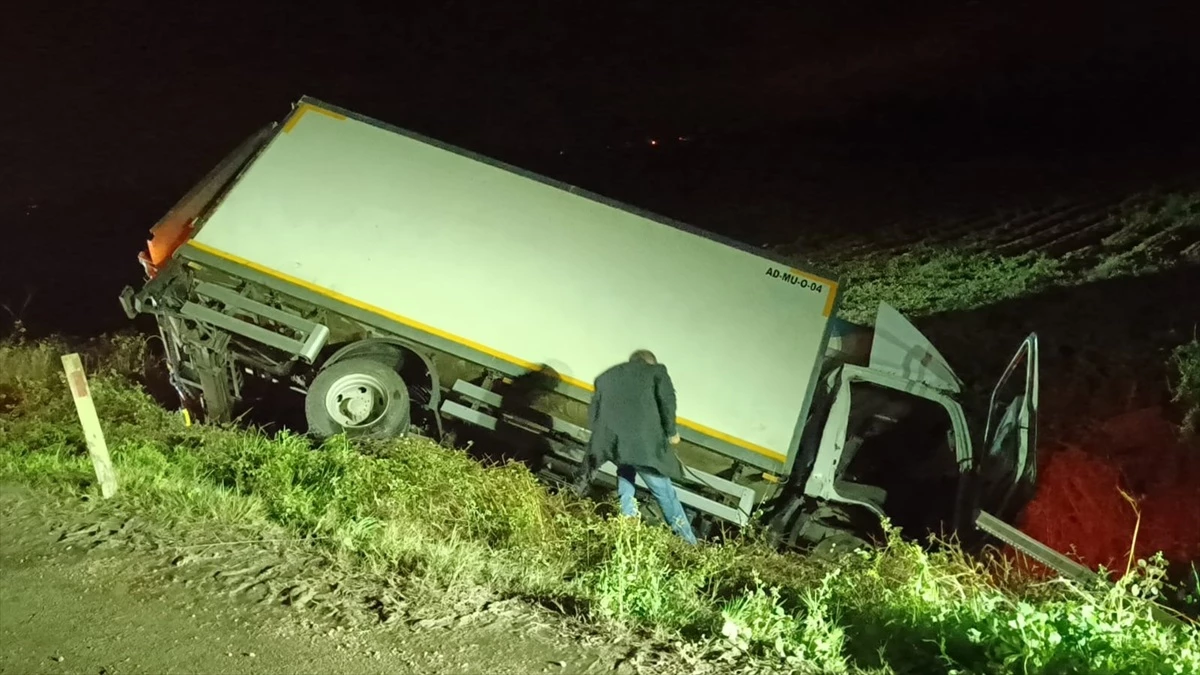 Kadirli\'de şarampole devrilen kamyonetin sürücüsü ağır yaralandı