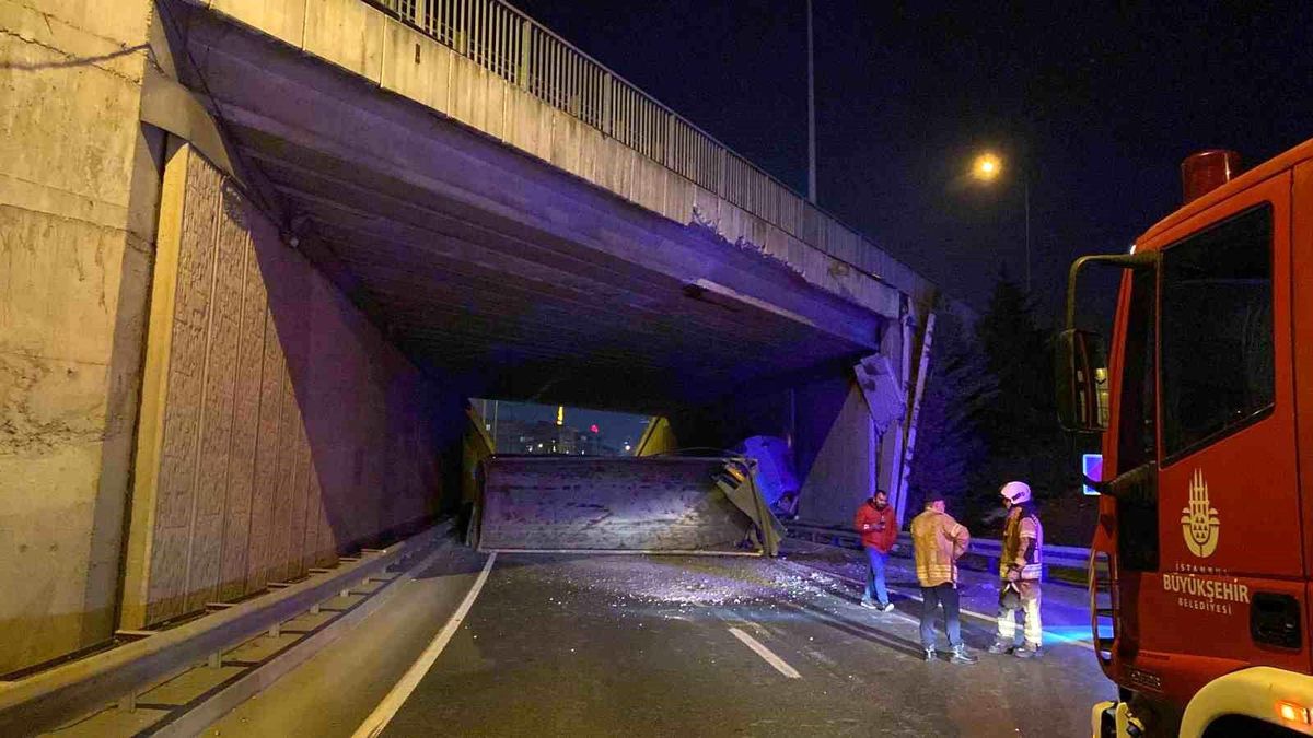 Kağıthane\'de kamyon devrildi, 7 saat sonra kaldırıldı